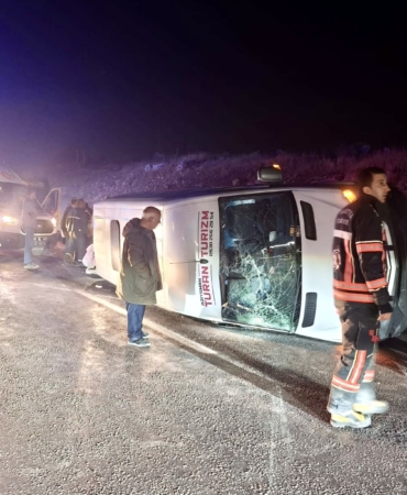 Öğrenci Gezi Minibüsü Devrildi: 1’i Ağır 14 Yaralı