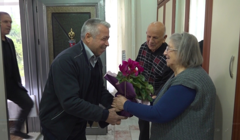 51 Yıl Sonra Öğrencilerinden Vefa: Emekli Öğretmenlerini Ziyaret Ettiler
