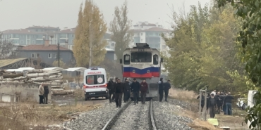 Rayların Üzerine Düşen Yaşlı Adam Tren Altında Kaldı
