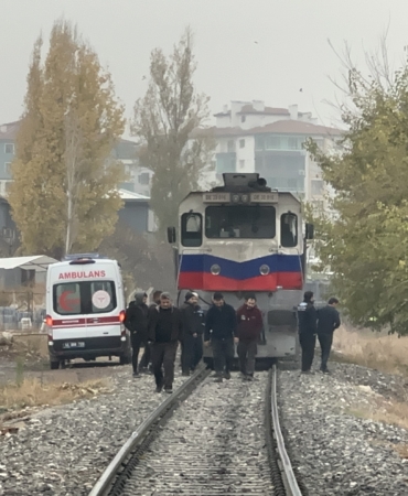 Rayların Üzerine Düşen Yaşlı Adam Tren Altında Kaldı