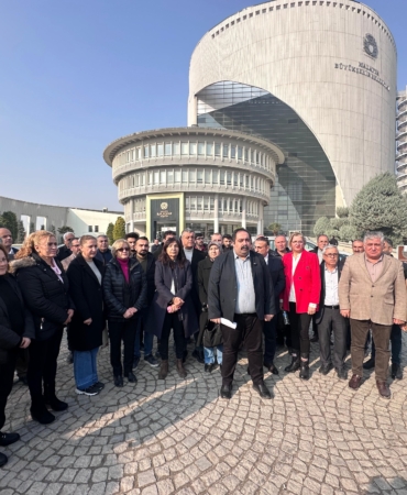 CHP’den Büyükşehir Belediyesi Önünde Kütüphane Açıklaması
