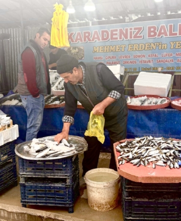 Darende’de Hamsi ve Somun Tezgâhlardan Kapış Kapış Gidiyor