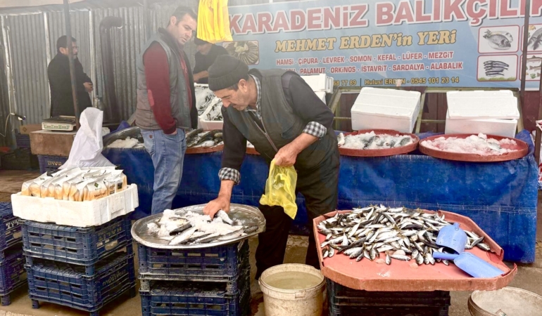 Darende’de Hamsi ve Somun Tezgâhlardan Kapış Kapış Gidiyor