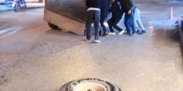Dilek’te Bozulan Yollar Tepki Çekiyor: Traktörün Tekerleği Yerinden Fırladı
