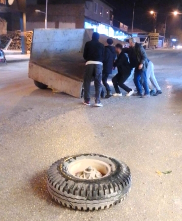 Dilek’te Bozulan Yollar Tepki Çekiyor: Traktörün Tekerleği Yerinden Fırladı