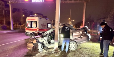 Gece Yarısı Feci Kaza; Trambüs Direğine çarpan otomobilde bir kişi öldü