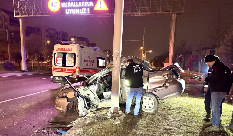 Gece Yarısı Feci Kaza; Trambüs Direğine çarpan otomobilde bir kişi öldü