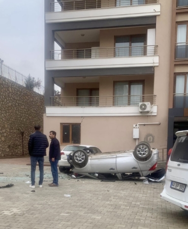 Geri Vites Yerine İleriye Alınca Otomobil Aşağıya Düştü