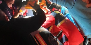 Kontrolden Çıkan Otomobil Direğe Çarptı: 1’i Ağır 2 Yaralı