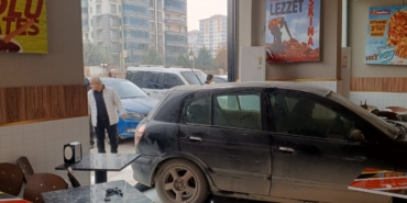 Otomobili ile Dönerci Salonuna Daldı, O Anlar Kameralara Yansıdı