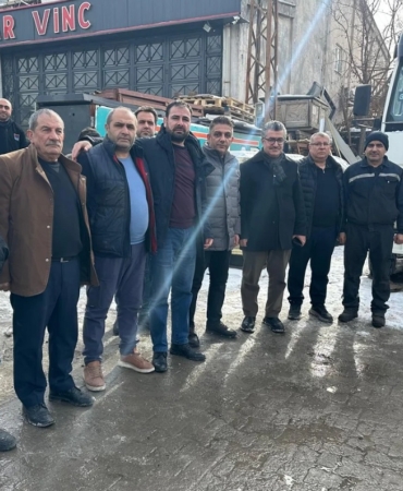 50 Metrelik Vinçle Türk Bayrağı Gökyüzünde Dalgalandı