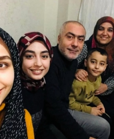 Depremde Ailesini Kaybeden Babanın Serzenişi: “Mezarımıza Taşınmışız”
