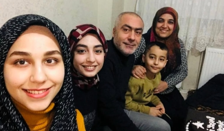 Depremde Ailesini Kaybeden Babanın Serzenişi: “Mezarımıza Taşınmışız”