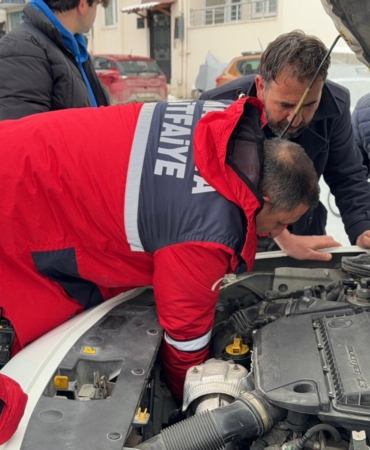 Doğanşehir’de Kaputa Sıkışan Kedi İtfaiye Ekiplerince Kurtarıldı
