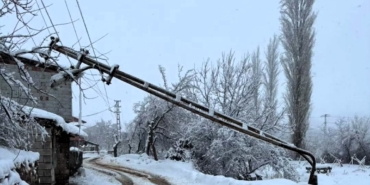 Doğanşehir’de Kar ve Tipi Elektrik Direğini Devirdi