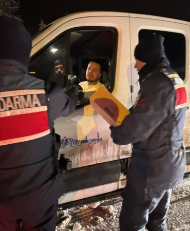 Jandarmadan Mahsur Kalan Vatandaşlara Yiyecek Desteği