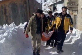 Kardan Kapanan Yolda Hasta Kurtarıldı