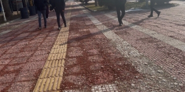 Pembe Yol Çakıl Taşına Döndü