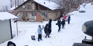 Tecde’de kar temizliğine çocuk molası