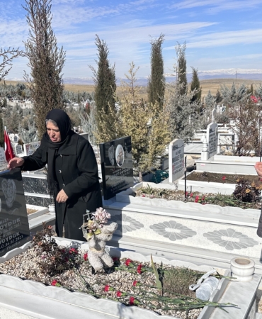 Anne Kızına, Baba Oğluna Sarılı Defnedildi: 6 Şubat’ın Acısı Malatya’da Dinmiyor