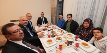 Bakan Kacır Yeni Evine Kavuşan Ailenin İftar Sofrasına Konuk Oldu