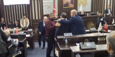Büyükşehir Meclisi Karıştı: Göçer’in CHP’ye Sert Sözleri Tansiyonu Yükseltti
