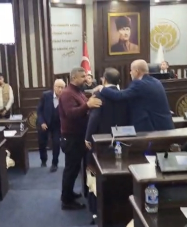 Büyükşehir Meclisi Karıştı: Göçer’in CHP’ye Sert Sözleri Tansiyonu Yükseltti