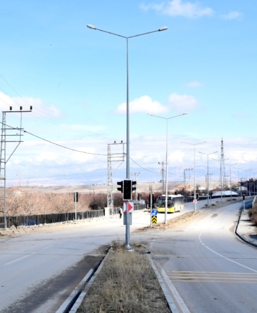 Büyükşehir Trafikte Güvenliği Artırıyor: Yoğun Noktalara Sinyalizasyon Kuruluyor