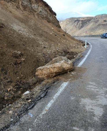 Darende–Elbistan Yolunda Heyelan Alarmı: Çatlaklar Ve Çökmeler Endişe Yarattı
