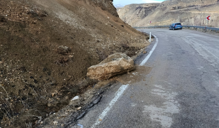 Darende–Elbistan Yolunda Heyelan Alarmı: Çatlaklar Ve Çökmeler Endişe Yarattı