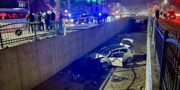 Direksiyon Hakimiyetini Kaybeden Sürücü Sulama Kanalına Uçtu