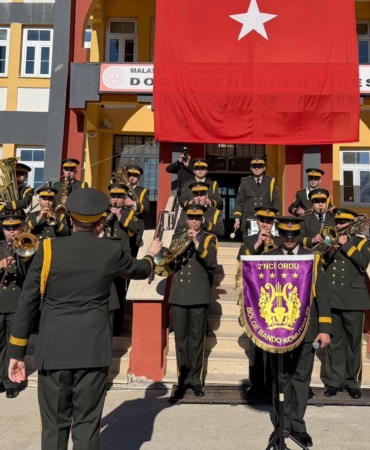 Doğanşehir’de 2. Ordu Bölge Bando Komutanlığı’ndan Öğrencilere Moral Programı