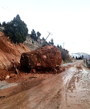 Doğanşehir’de Toprak Kayması Nedeniyle Yol Tek Şeride Düştü