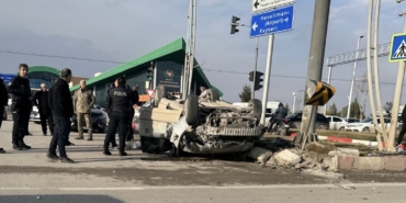 Hava Lojmanları Kavşağında İki Otomobil Çarpıştı: 5 Yaralı