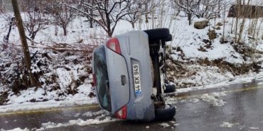 Kar Ve Buzlanma Kazaya Neden Oldu: Otomobil Devrildi
