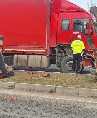 Malatya’da Tır İle Otomobil Çarpıştı: 1 Araç Yan Yattı