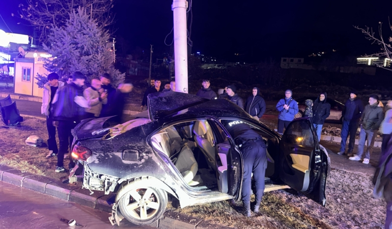 Malatya–Elazığ karayolunda otomobil Trambüs direğine çarptı: 1 yaralı