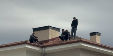 Paralarını Alamayan İşçiler Çatıya Çıktı