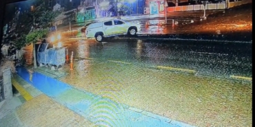 Trafiğin Ortasında Kuralları Hiçe Saydı: Kavşak Yerine Refüjü Tercih Etti