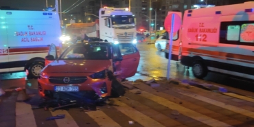 Çöşnük Kavşağında İki Otomobil Çarpıştı: 3 Yaralı