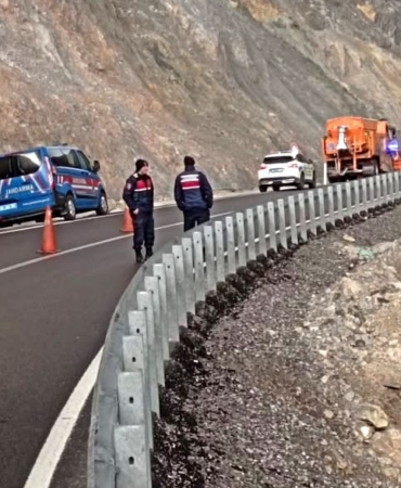 Doğanşehir Erkenek’te Heyelan Yolu Kapattı