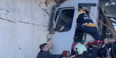 Freni Patlayan Kamyon Eve Girdi: Sürücü Yaralandı