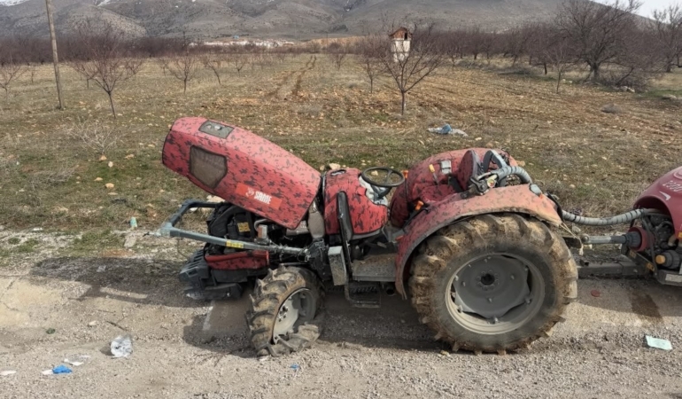 Kontrolden Çıkan Traktör Devrildi: 2 Kişi Yaralandı