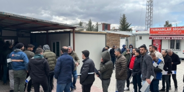 Malatya’da APP Plaka Denetimi: Sürücüler Standart Plaka İçin Kuyruğa Girdi