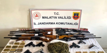 Malatya’da Jandarmadan Uyuşturucu ve Silah Operasyonu: 22 Şüpheli Hakkında İşlem Başlatıldı
