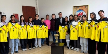Anadolu Set Voleybol Ekibinden Anlamlı Destek