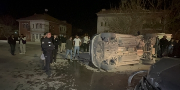 Kavşakta Can Pazarı: Kafa Kafaya Çarpışan Araçlardan Biri Devrildi!