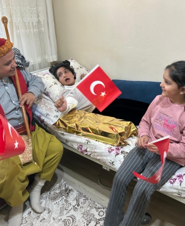 Keloğlan, 23 Nisan Sevincini Özel Çocukların Evine Taşıdı