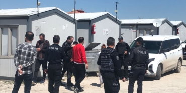 Konteynere Kendisini Kilitledi, Polis Alarma Geçti
