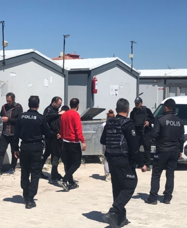 Konteynere Kendisini Kilitledi, Polis Alarma Geçti